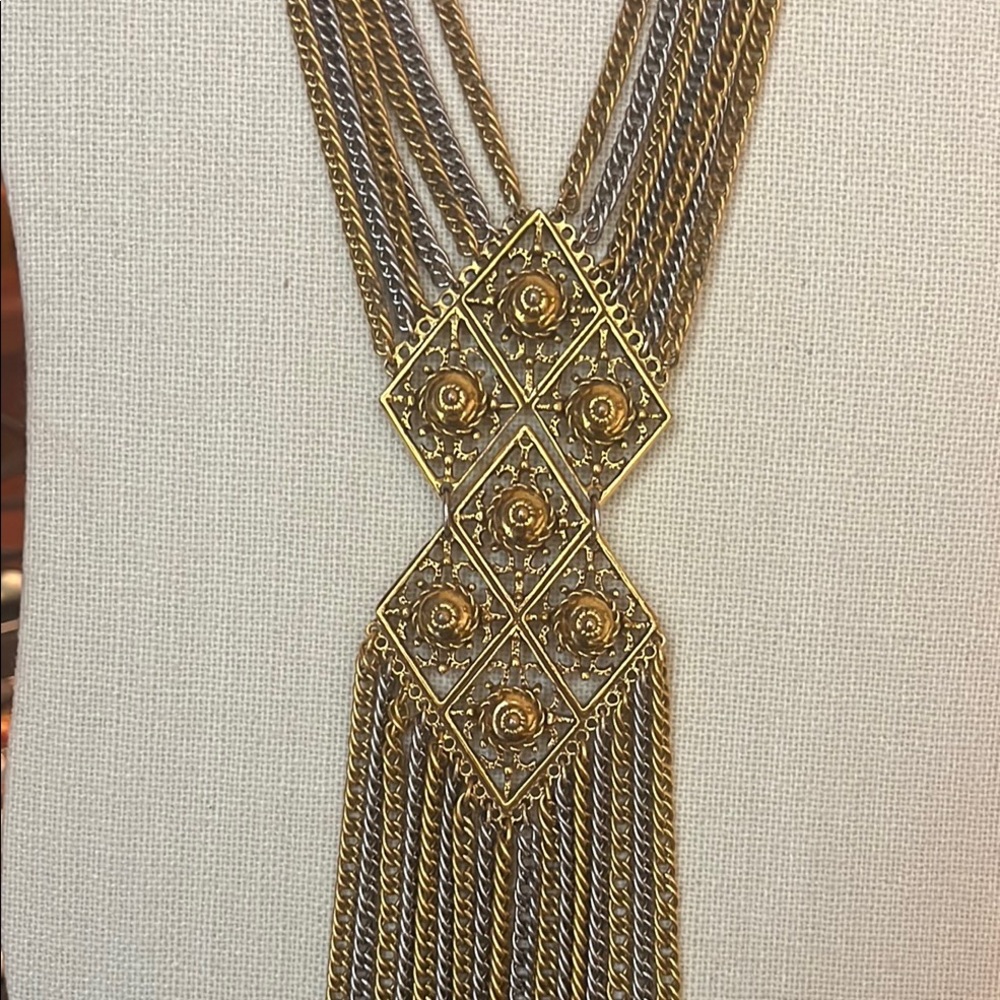 Elegant Gold Necklace with Vintage Tassel Design